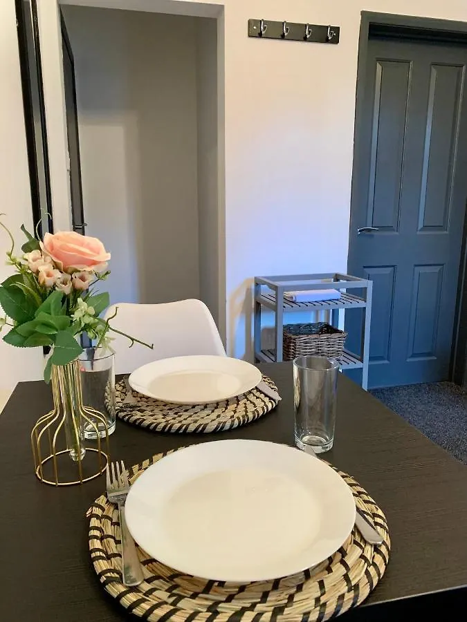 Lovely 1 Bedroom, 4 Guests Service Apartment Doncaster