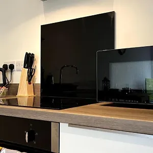 Modern 1 Bedroom Serviced - Near Centre Apartment
